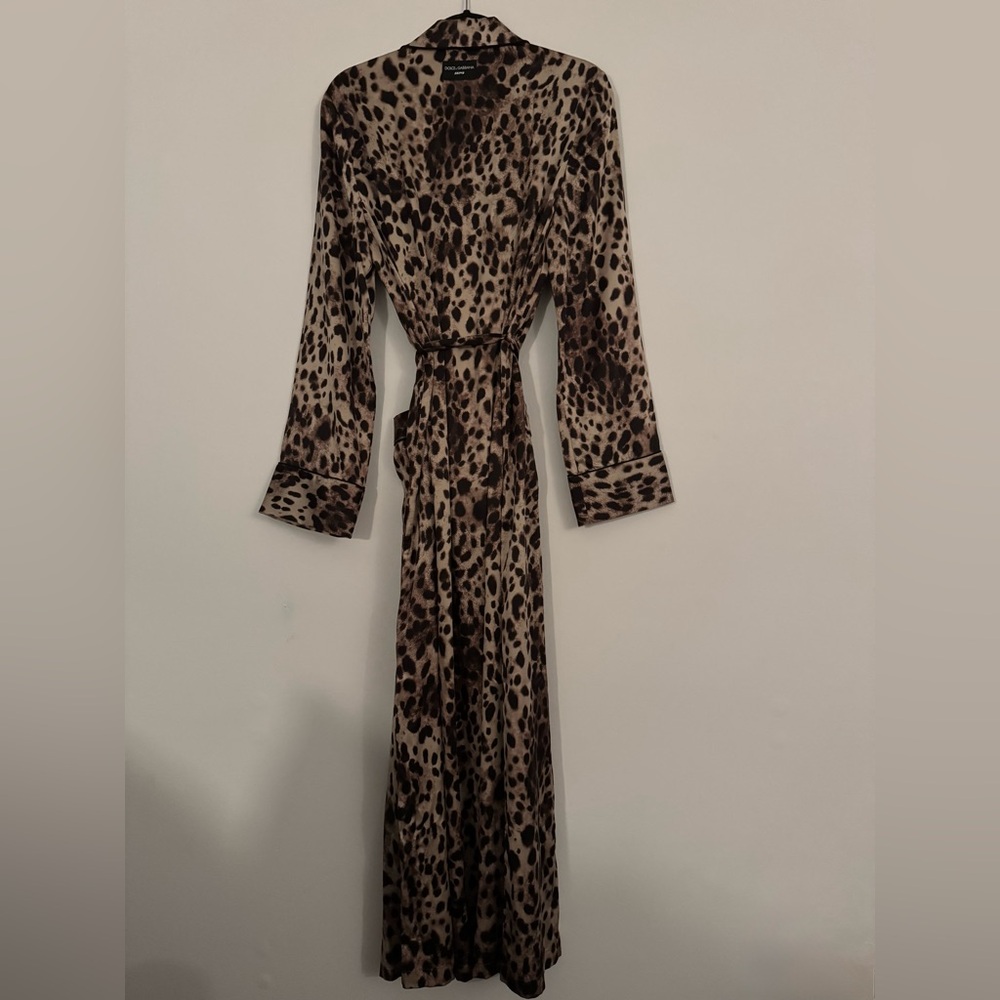 Skims x Dolce & Gabbana Leopard Print Silk Robe - Picture 7 of 9